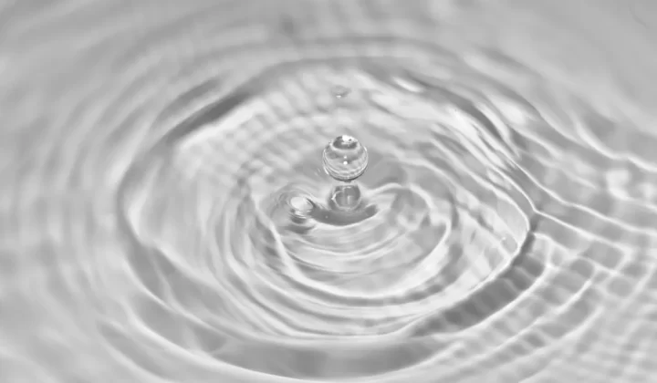 water drop in grayscale photography