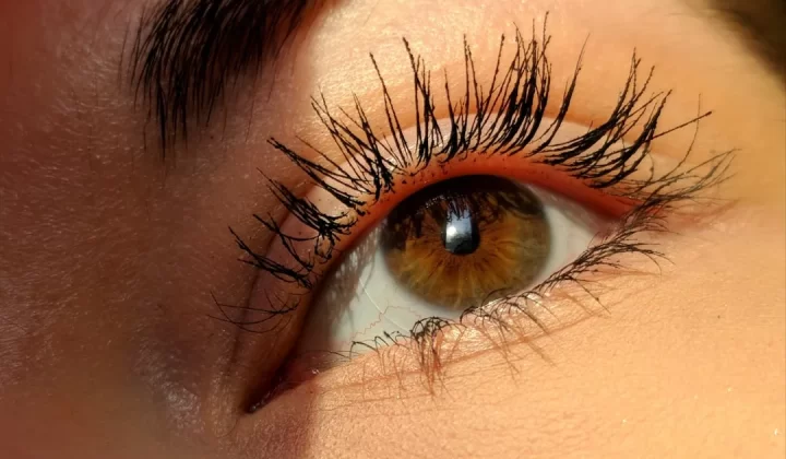 woman left eye